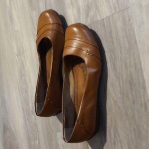Avenue tan flats size 11